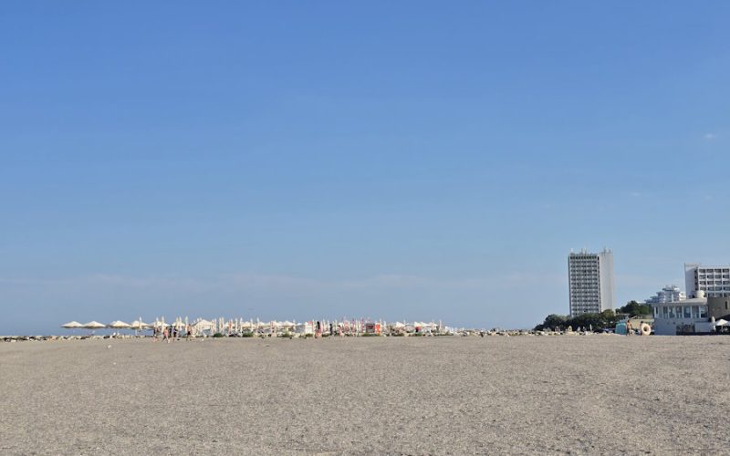 Bate vântul pe litoralul românesc. Plaja Jupiter, Mangalia, Constanța, iulie 2025