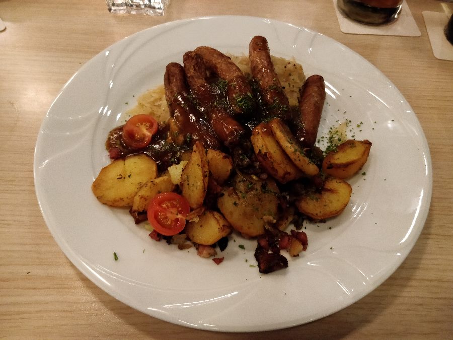 Cârnăciori berlinezi, varză murată fiartă, cartofi 