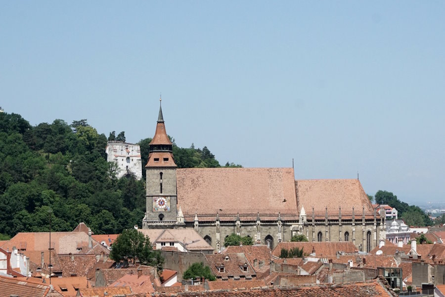 Biserica Neagră din Brașov văzută de pe promenada de sub Tâmpa